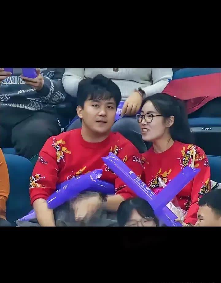 中国女排回归首秀大放异彩，浓眉主场球迷高呼名字