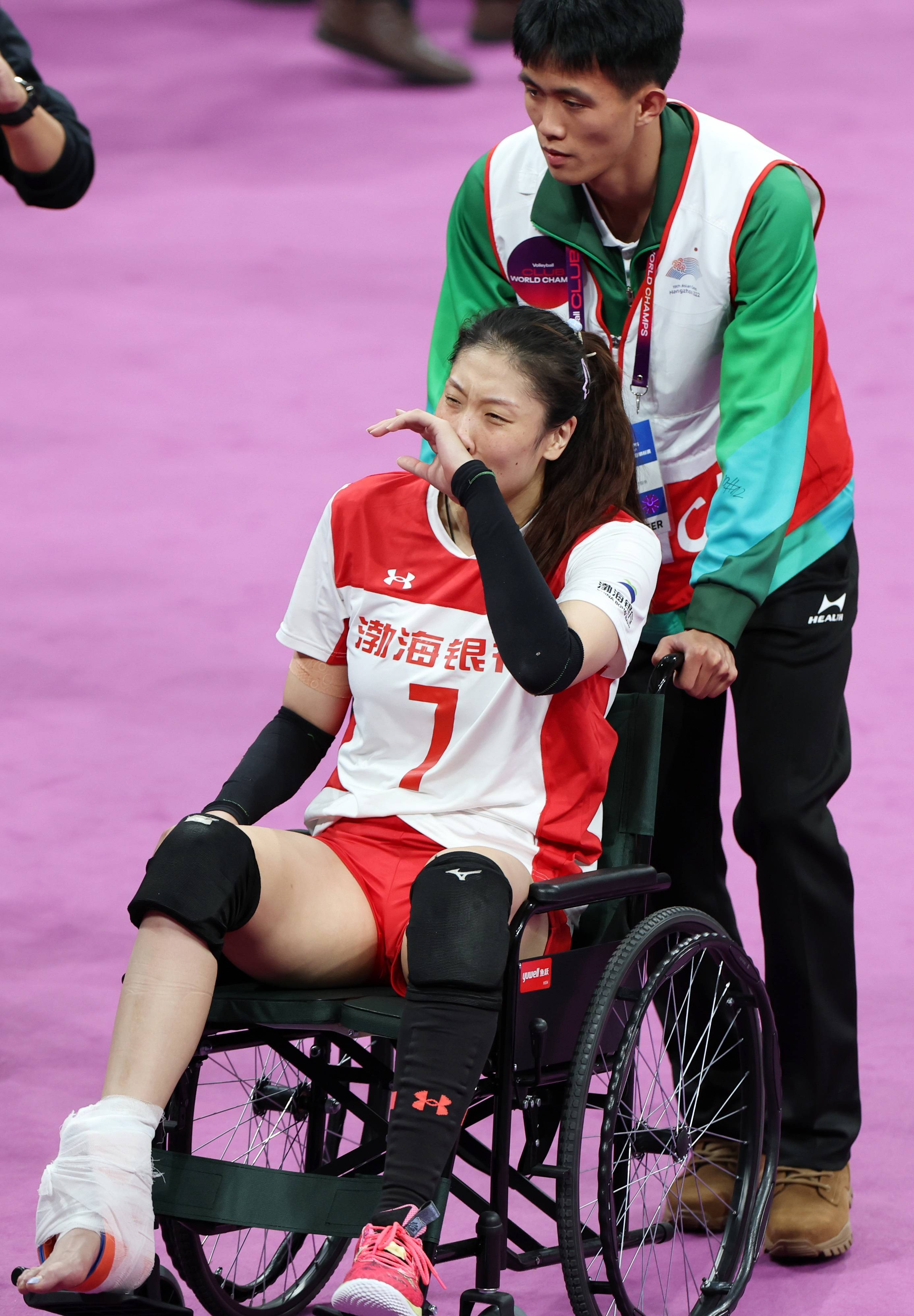 中国女排回归首秀大放异彩，浓眉主场球迷高呼名字